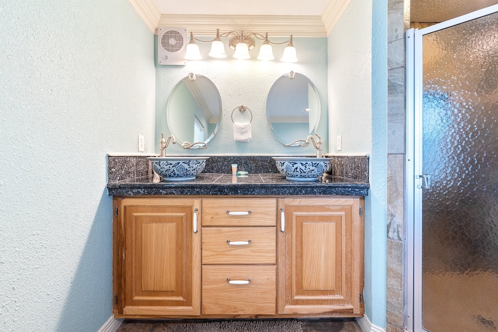 Beach Front Baby Ocean Views, Golf Cart & Pet Friendly!