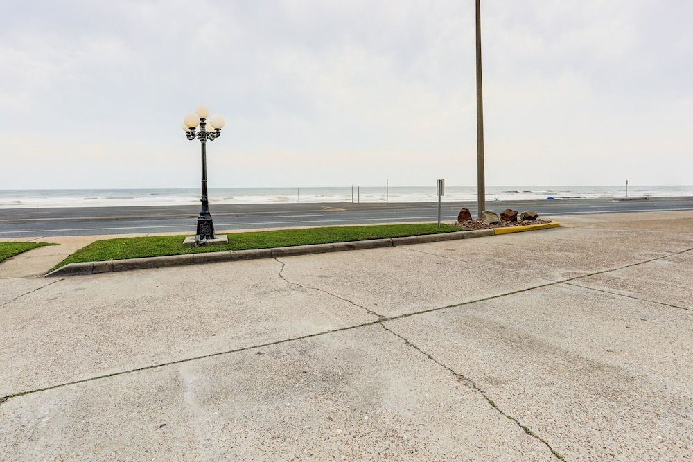 Pool & Hot Tub Access: Beachside Galveston Condo!