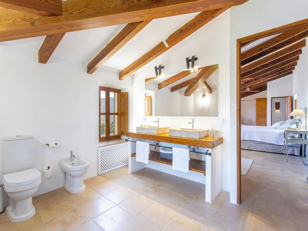 Stunning Farmhouse With Private Pool