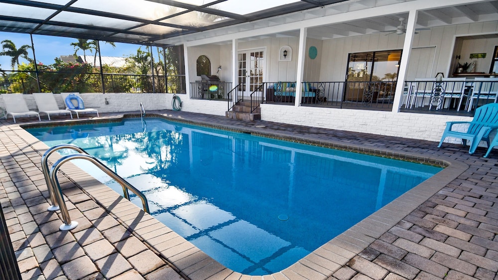 Amazing - 4 Bed Billiard Table Luxury Canal Pool