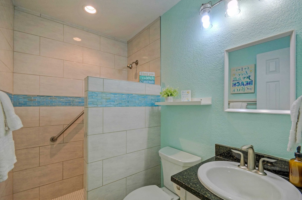 Sleeps 22 3 Condos in Beachfront Complex w/ Pool, Pickleball Island Retreat
