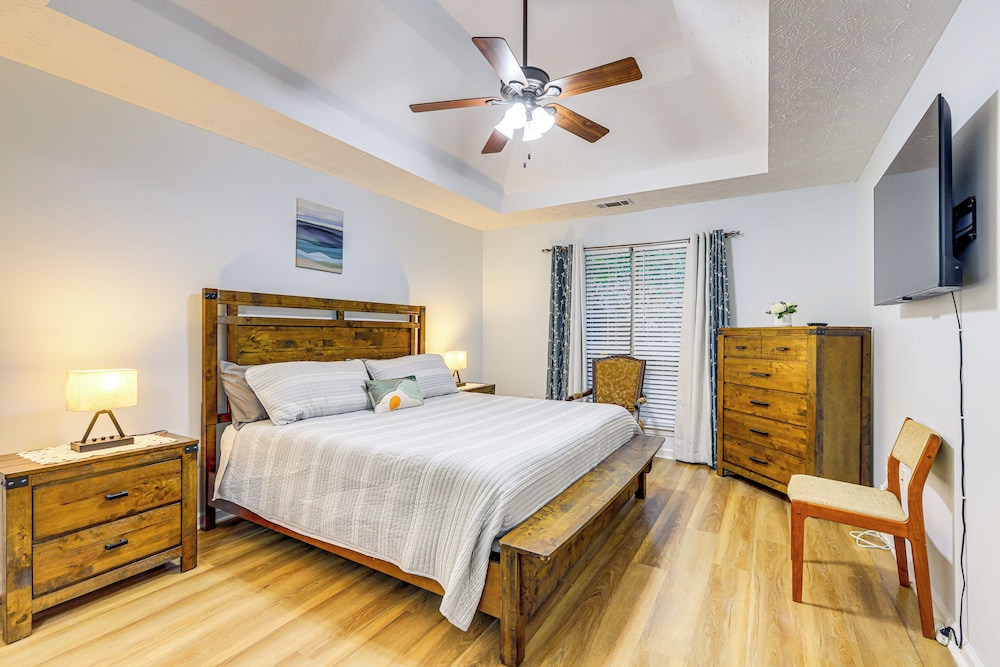 7 Mi to Dtwn Covington: Bright Home w/ Deck & Yard