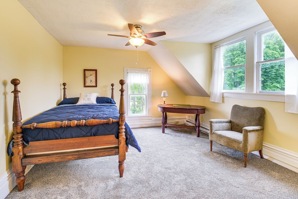 2 Mi to Chardon Square: Spacious Farmhouse