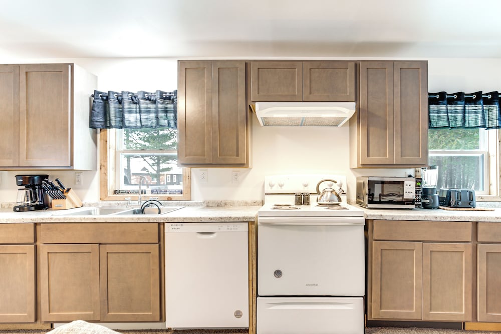 2 Ponds & Trail Access: Peaceful Cabin in Calumet!