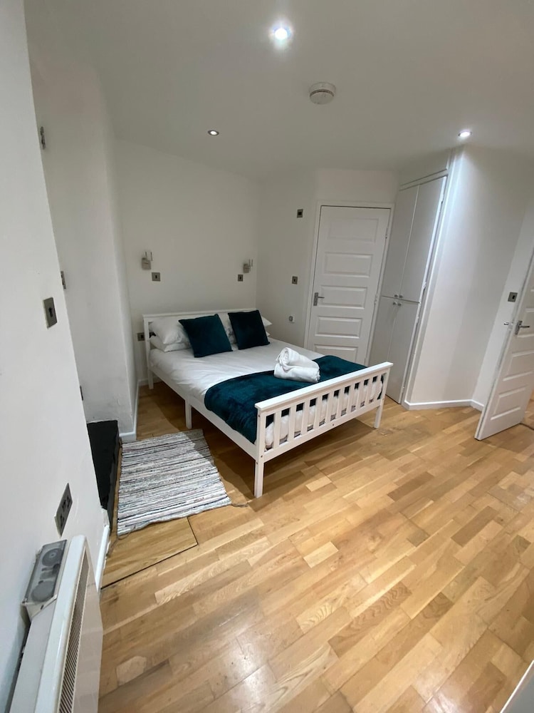 Modern 1 Bed Apartment view 3