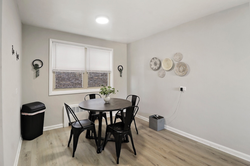 Cozy 2BR Apt Near Parks - Kimball A2