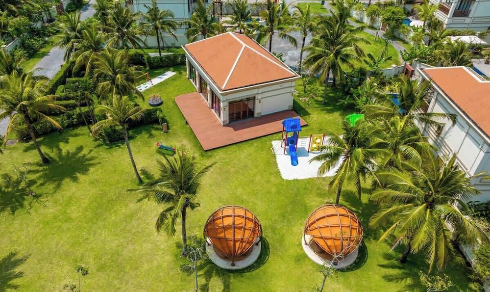 Luxe 5BR Villa: Beachfront Breakfast Pool