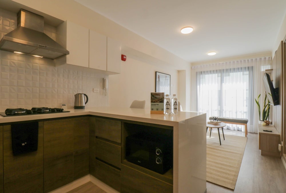w Stylish 1BR w Balcony in Trendy Barranco