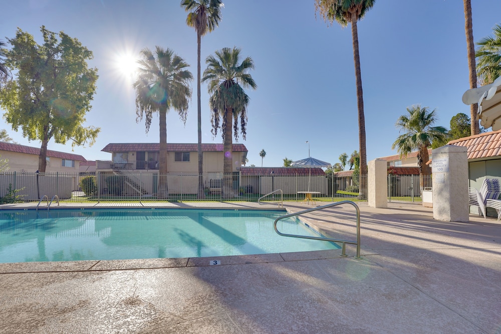 9 Mi to Downtown Tempe: Condo w/ Pool Access