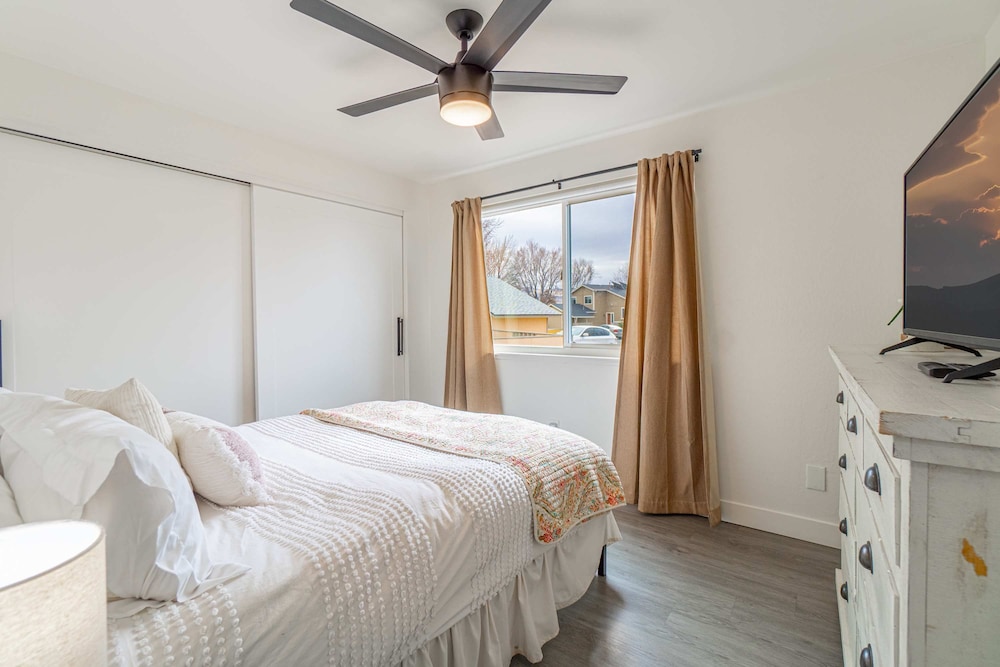 Cozy Family Haven in Sparks - Pet Friendly - Fenced Yard