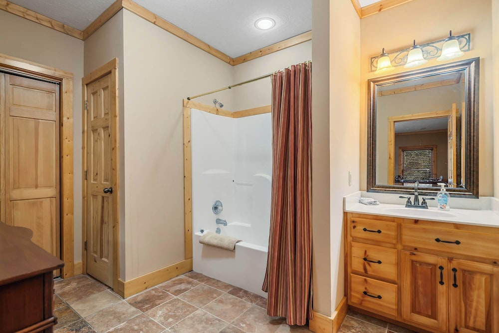 New! Riverfront Retreat Sleeps 12 Ellijay