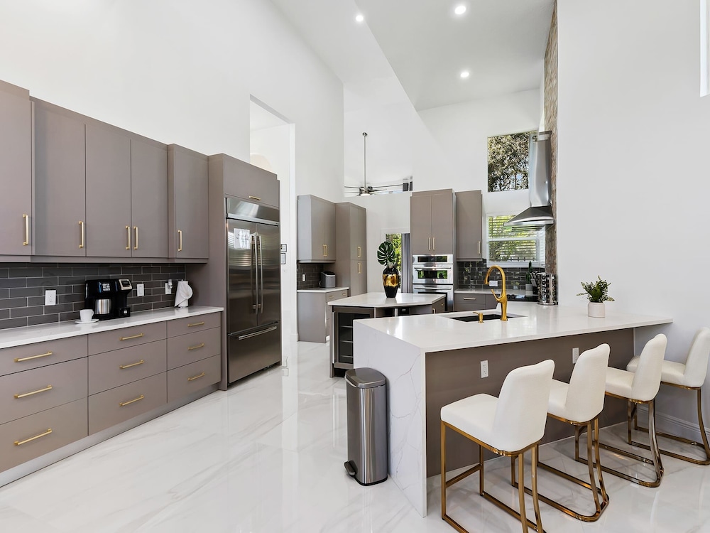 Luxurious 6-Bedroom Villa with Pool & Games