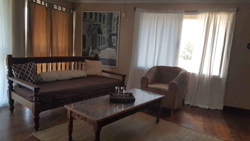 Q-Bar & Guest House