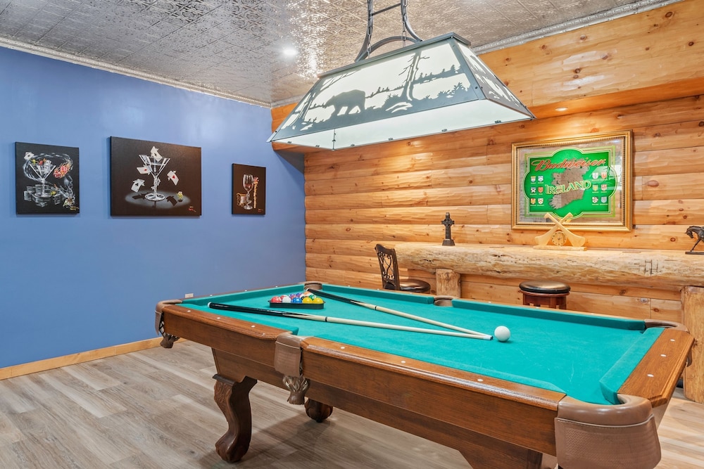 The Bigwood Cabin by Avantstay Hot Tub Firepit Pool Table Private Yard