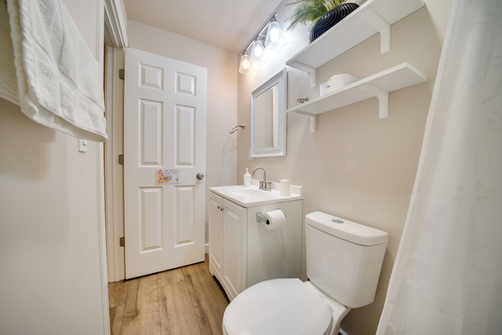 2 Mi to Lumen Field! 2nd-floor Apartment w/ Deck