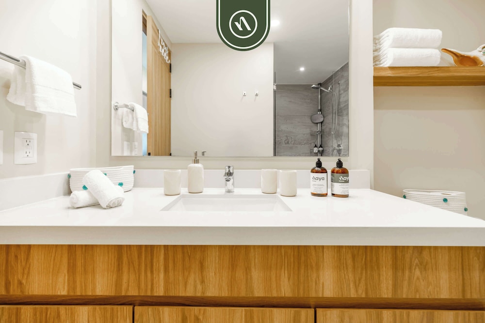 Elegant 1 BR Condo - Beachfront - Pools - King