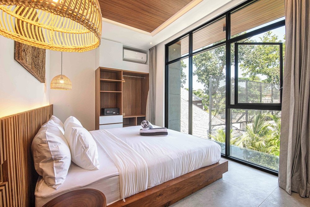 Opulent 5BR Modern Villa 400m From the Ocean