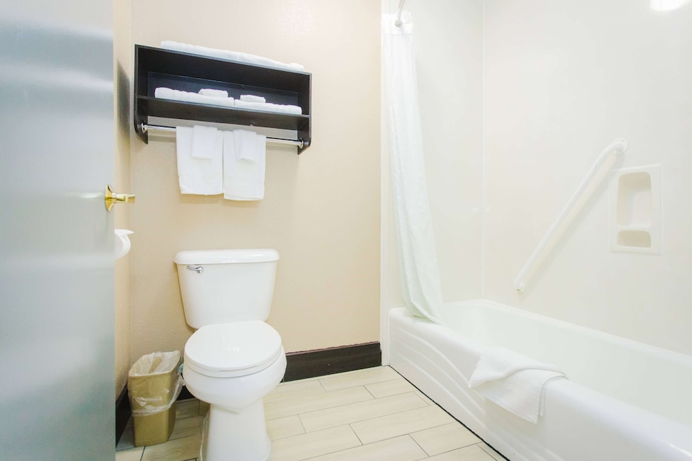 Days Inn by Wyndham Rosenberg - Property Image 9