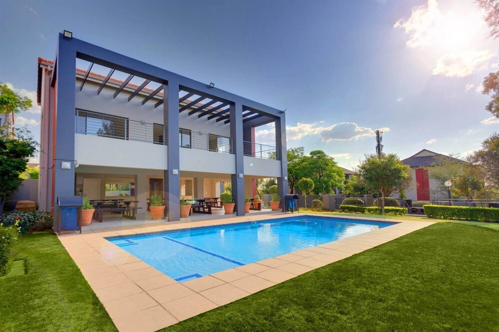 Stunning 2 bed Apartment Near Monte Casino