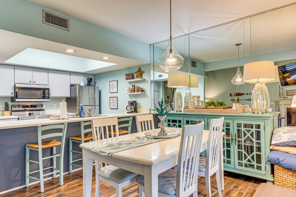 7 Mi to The Wharf: Gem w/ Beach Access