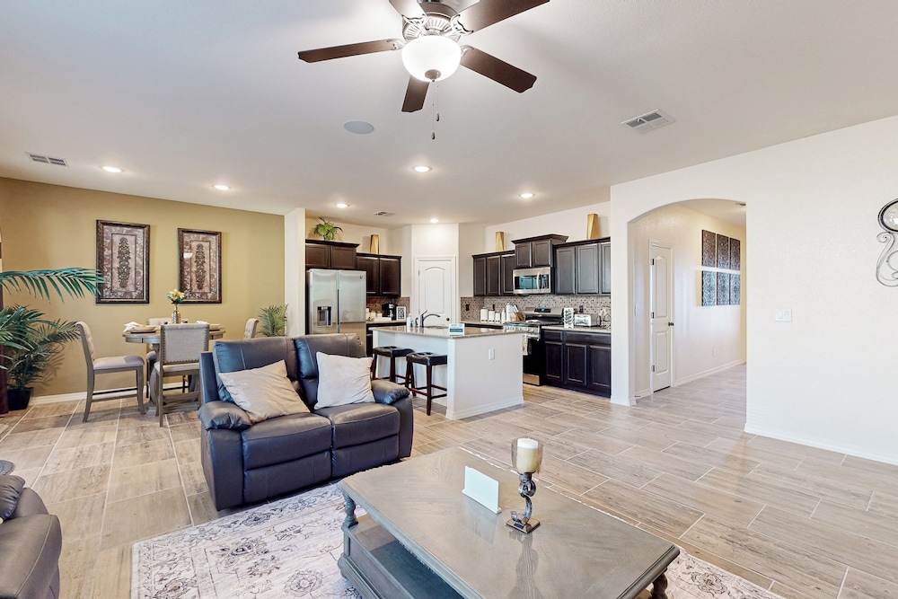 4BR w/ Private Yard, Outdoor Games, Grill, & W & D