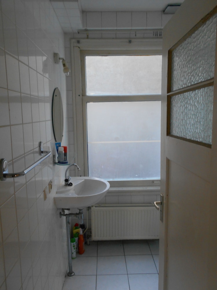 Room in Amsterdam Center No Parties Allowed