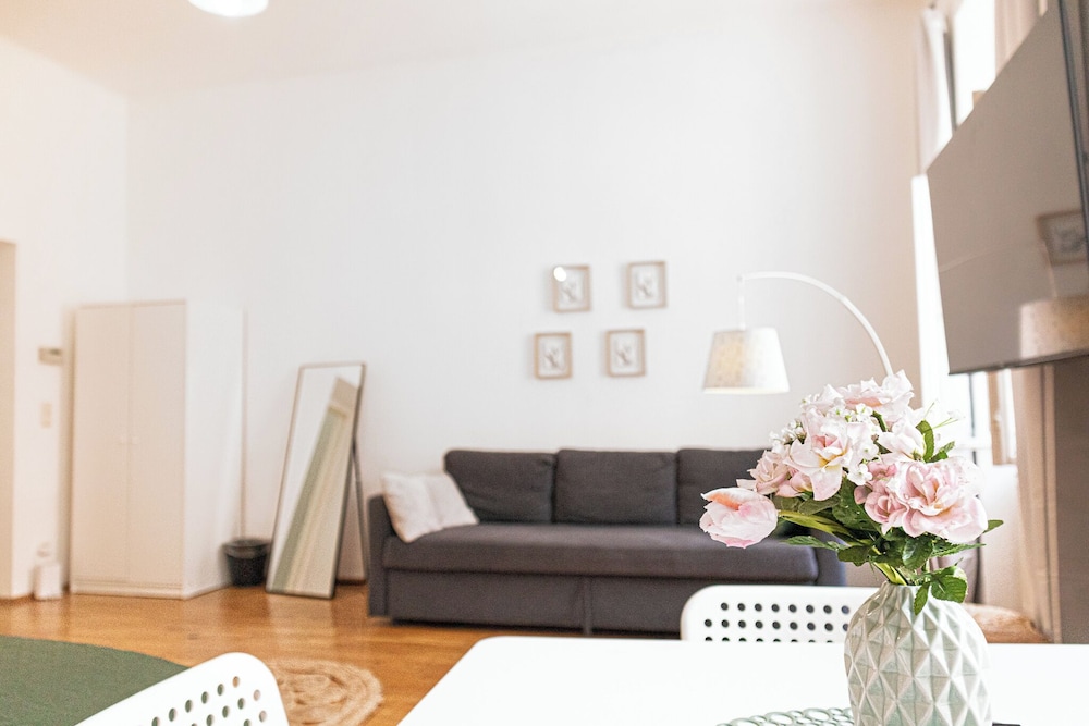 Beautiful 2BR Apartment Near Rennweg