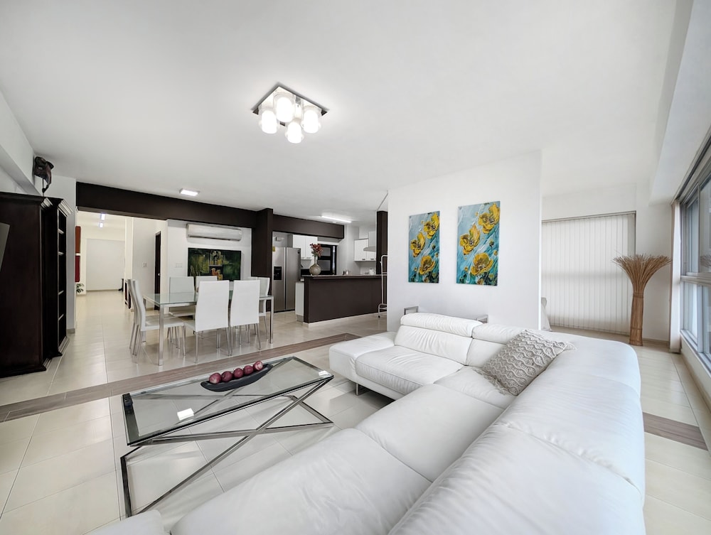 YC 1701l Apartamento 2 BDR Av Balboa