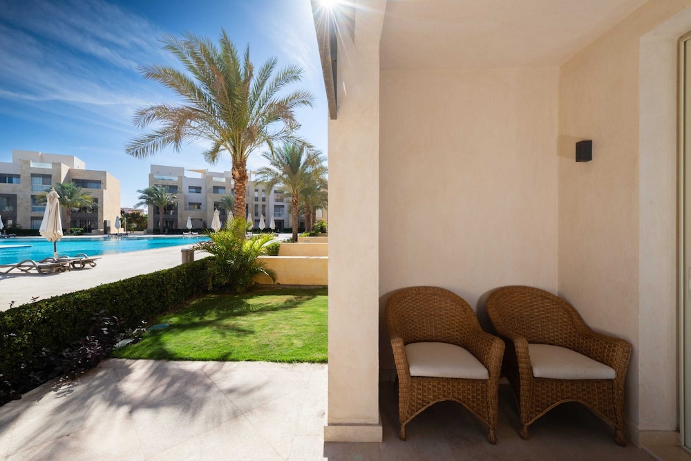 Xuru Stays I Exotic 1bdr w/ Outdoor Terrace Pool & Beach Access