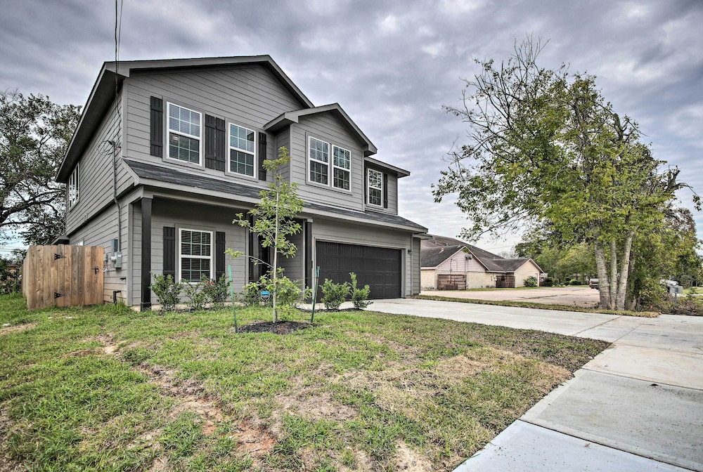 Chic Houston Home w/ Game Room ~ 8 Mi to Dtwn view 4
