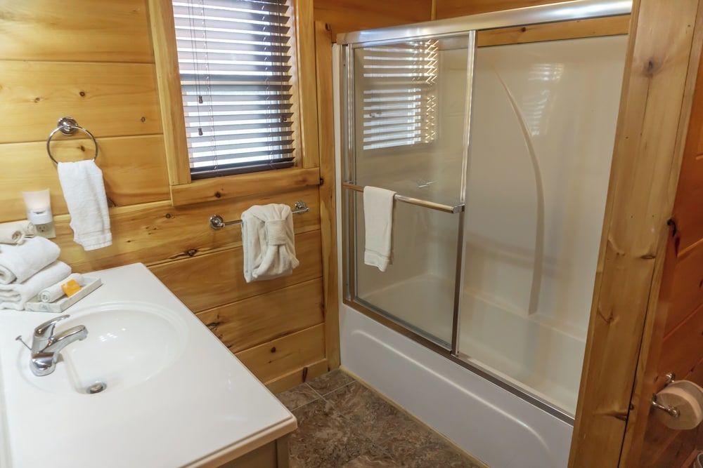 2 BR Pigeon Forge Home w/ Porch & Hot Tub