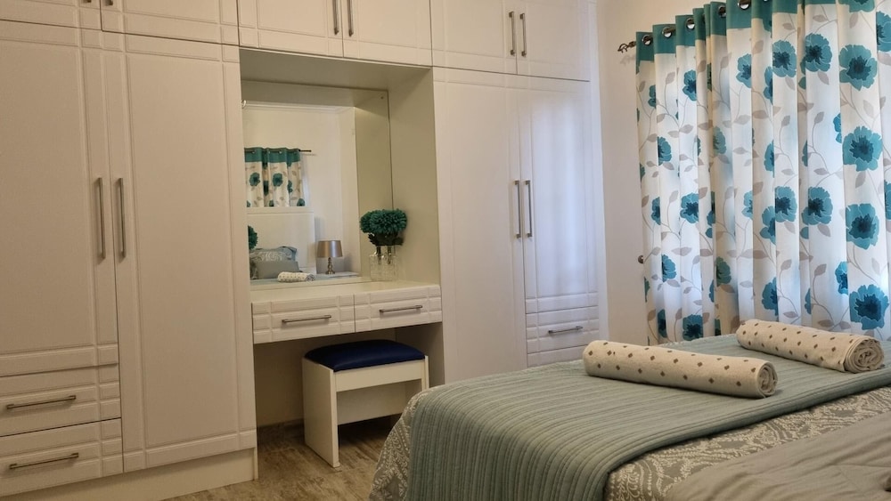 2br/cottage/swimming Pool/near Airport