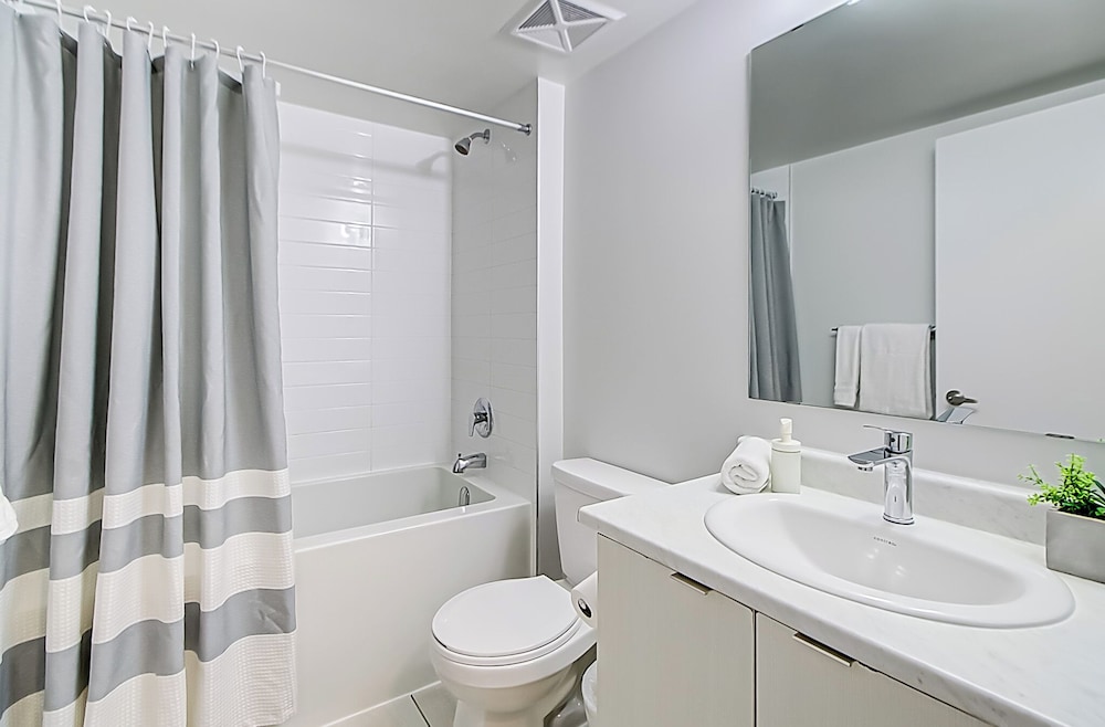 Modern 3BR Retreat Near Yorkdale Mall
