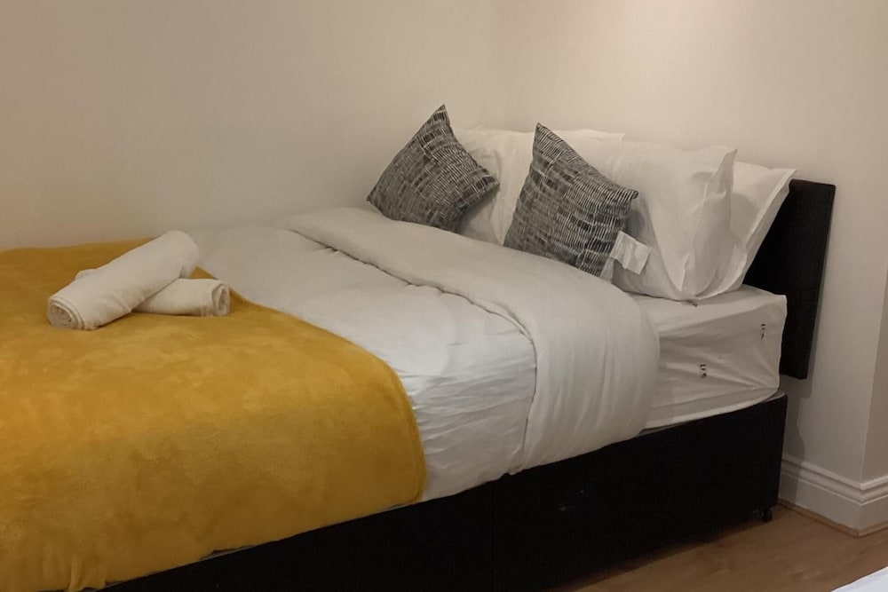 London Heathway Bliss - Spacious 4-bed House