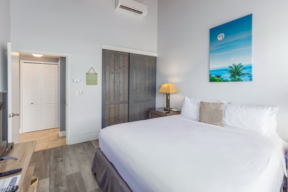 Kamaole Sands 10-403 - Stunning Renovation - Penthouse Level - Split AC - Look!