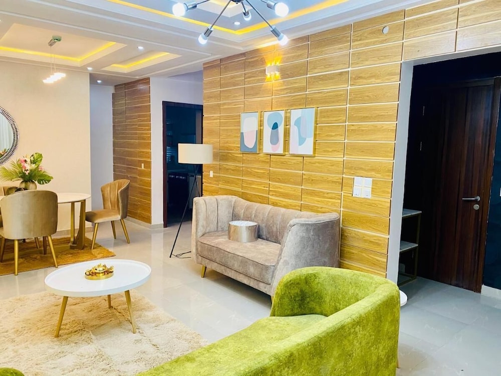 Shortlethomes- Renee's Luxury Apartments