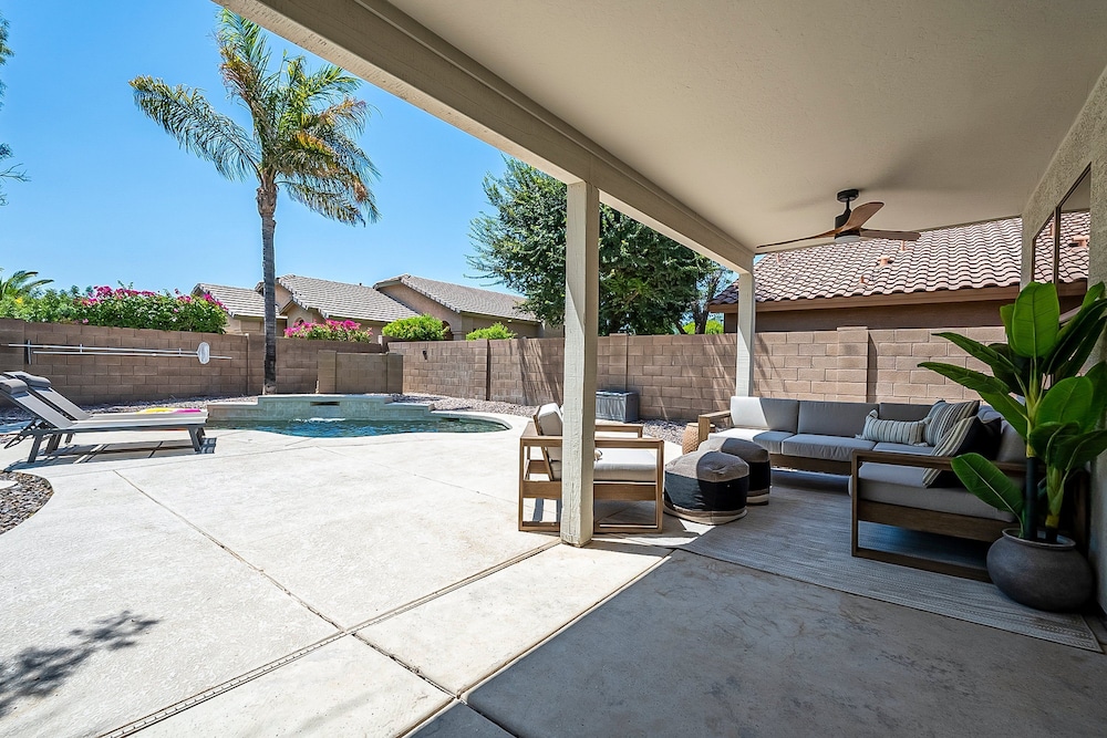 Dos Palmas - Gilbert Poolside Retreat