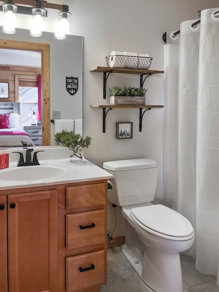 3 Kings 4 Bunks-sleeps 10-smart TV X6-parking out Front-full Kitchen-hot Tub