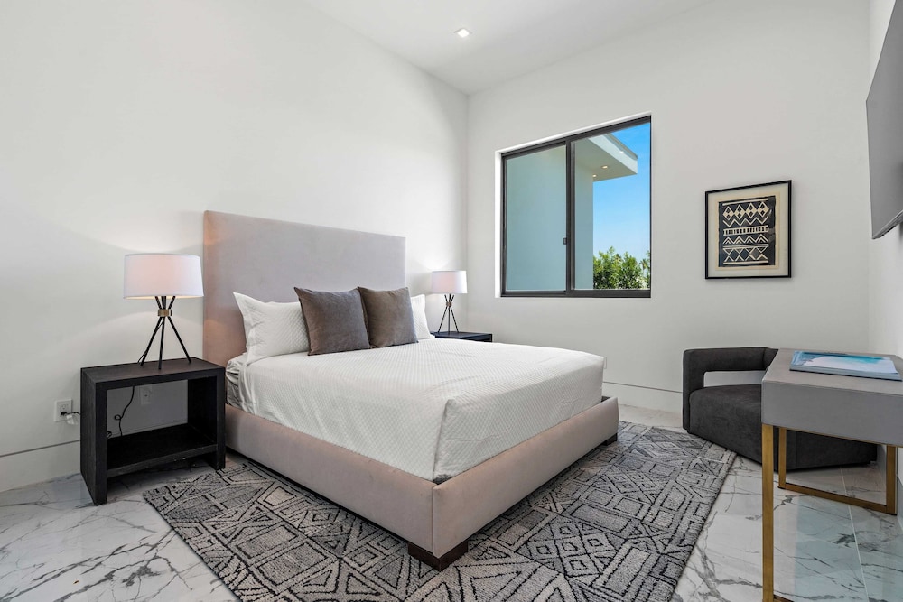 Sleeps 23 Pool, Hot Tub & Putting Green Minutes to Golf & Dining Bravo Villa #7 by Avantstay