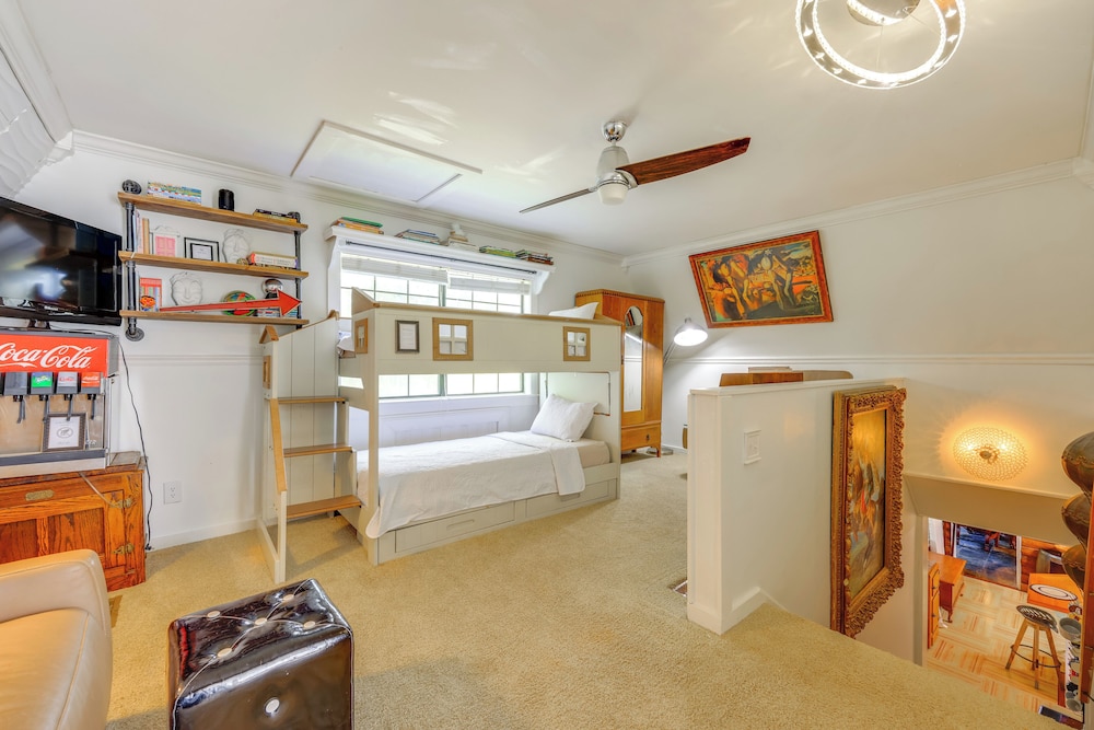 < 4 Mi to Boat Ramp & Mickler Beach: Unique Cabin