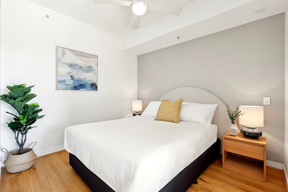 Elegant Inner-city 1-bed With Rooftop Dining