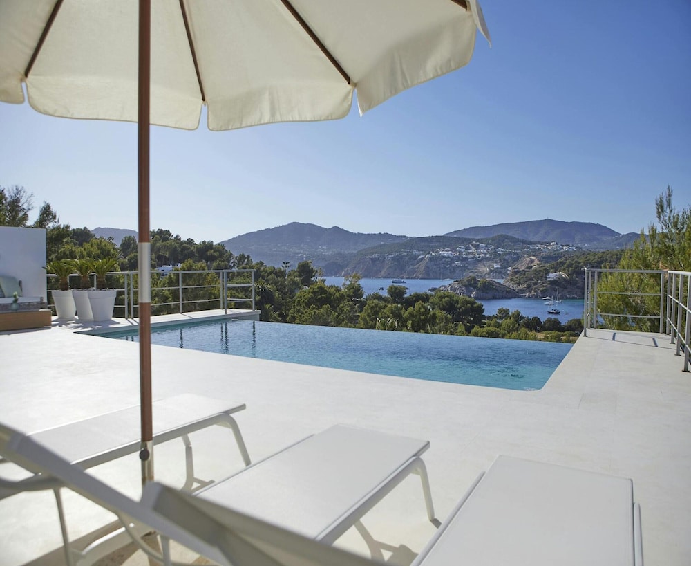 Exquisite Villa With Parking Space
