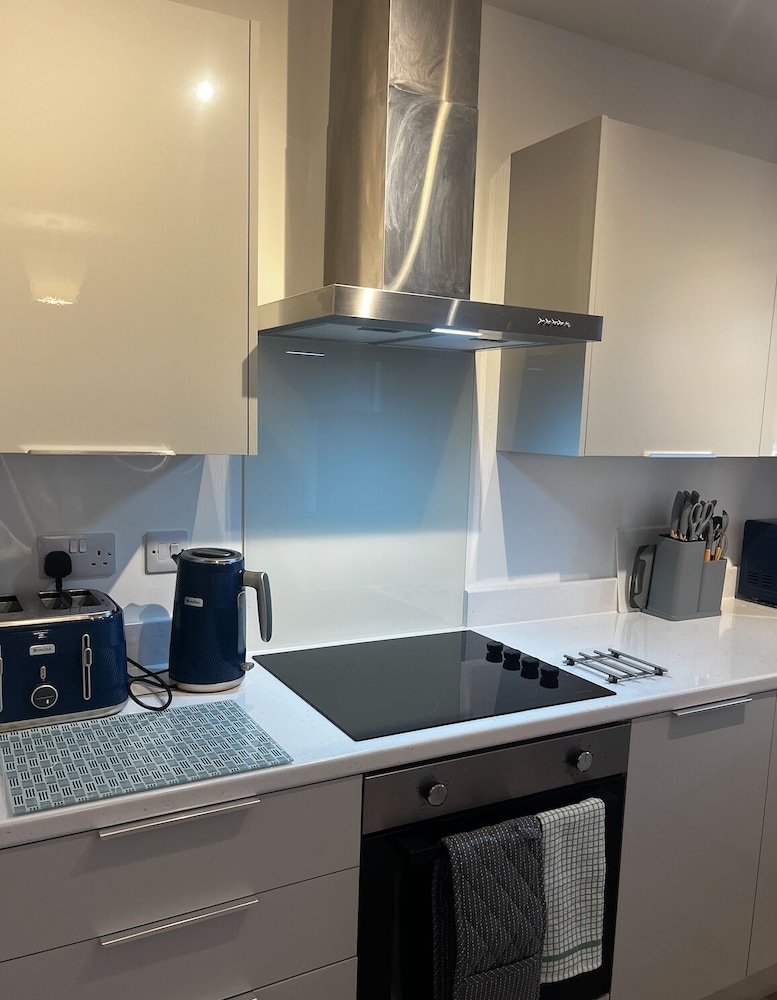 2 Bed Flat - Sleeps 8 - Pets - Garden - Parking