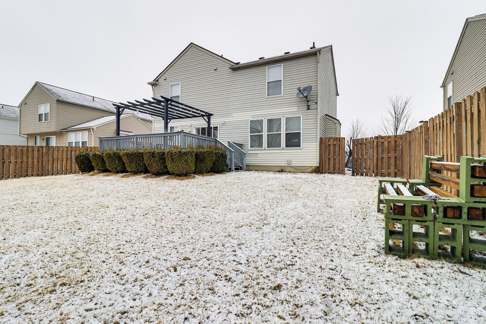 5 Mi to Emu: Home w/ Seasonal Pool Access