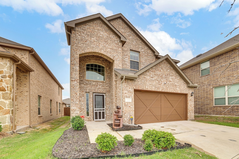 Walk to Lake Ray Hubbard: Spacious Family Home!