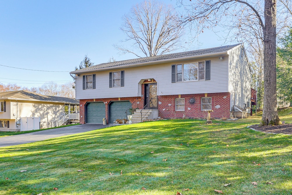 Pool, Deck & Grill: Spacious Apt in Naugatuck!