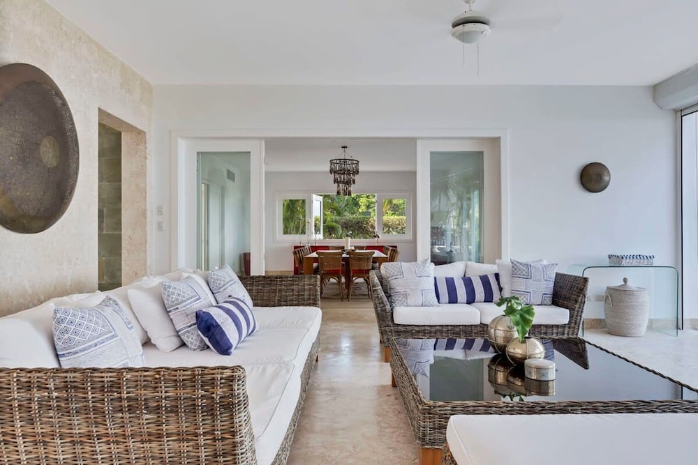 Oceanfront Golf Course Estate w Pool Guest House