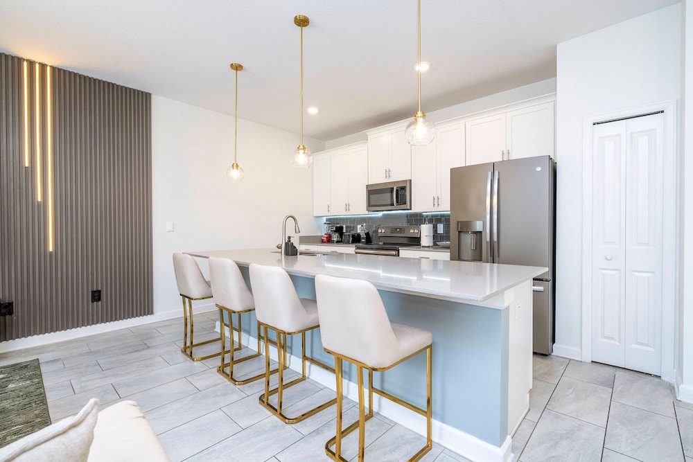 Beautiful 4 BR Close to Disney