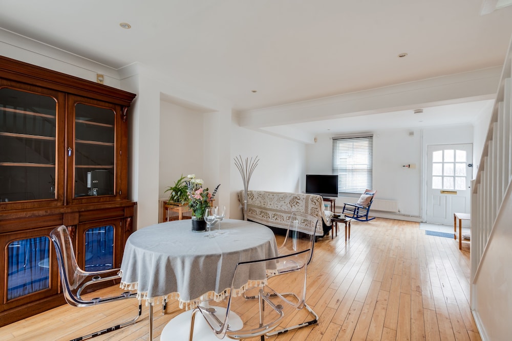 Bright & Spacious 2-Bedroom House view 4