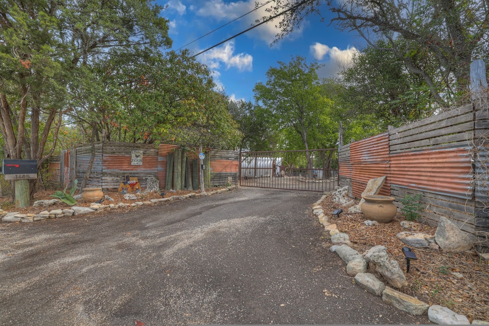 Terracotta Oasis - Wimberley for 30 Guests